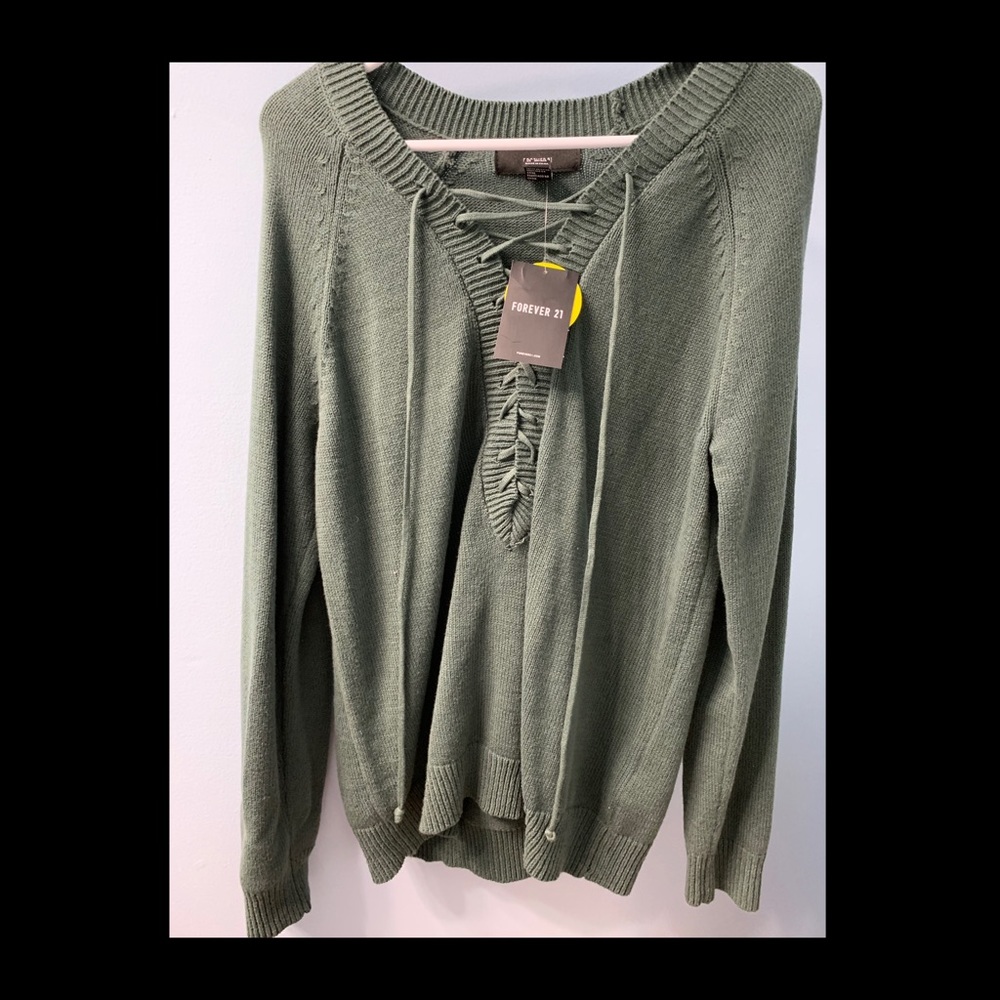 Pretty green sweater with cute detailing!!